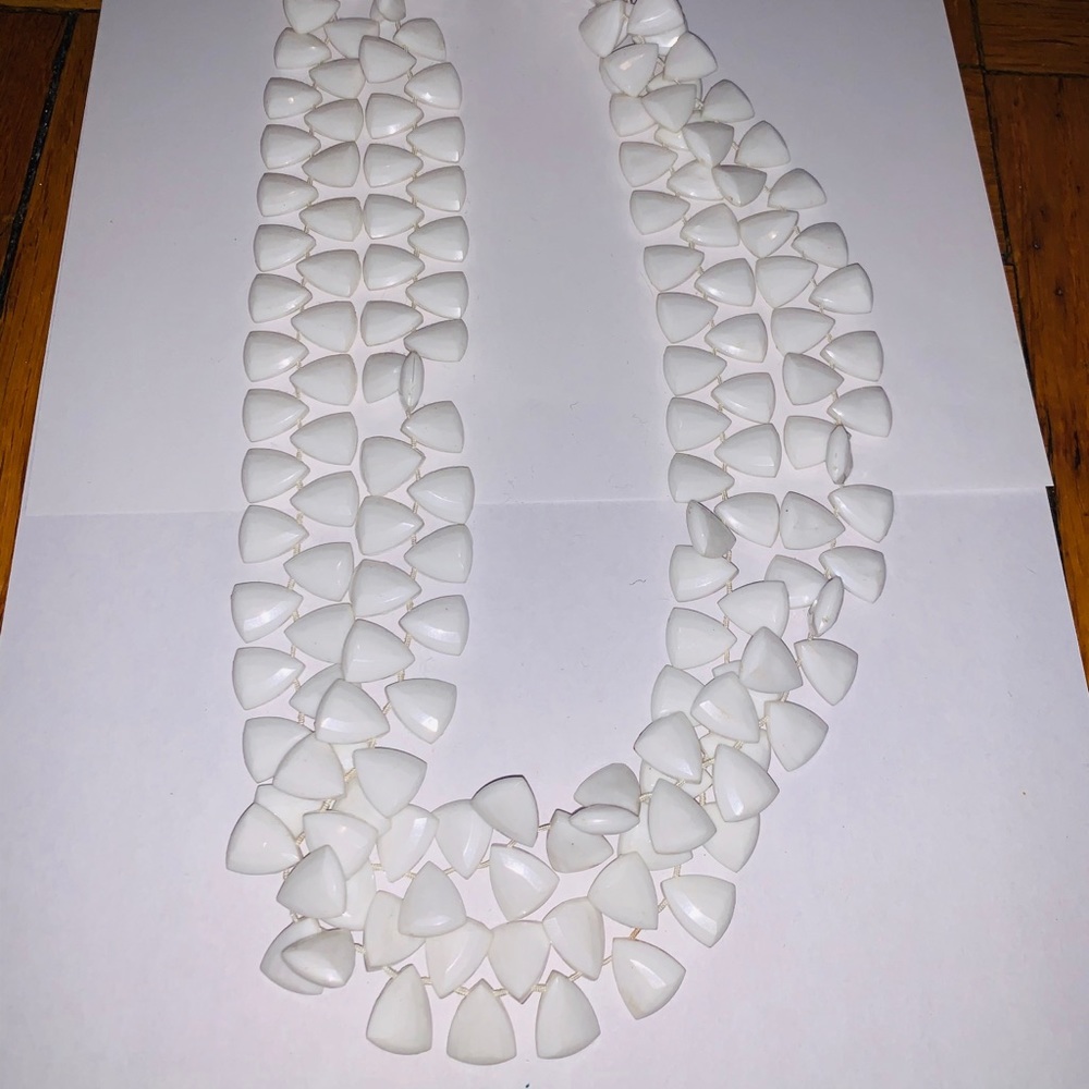 White lightweight necklace statement